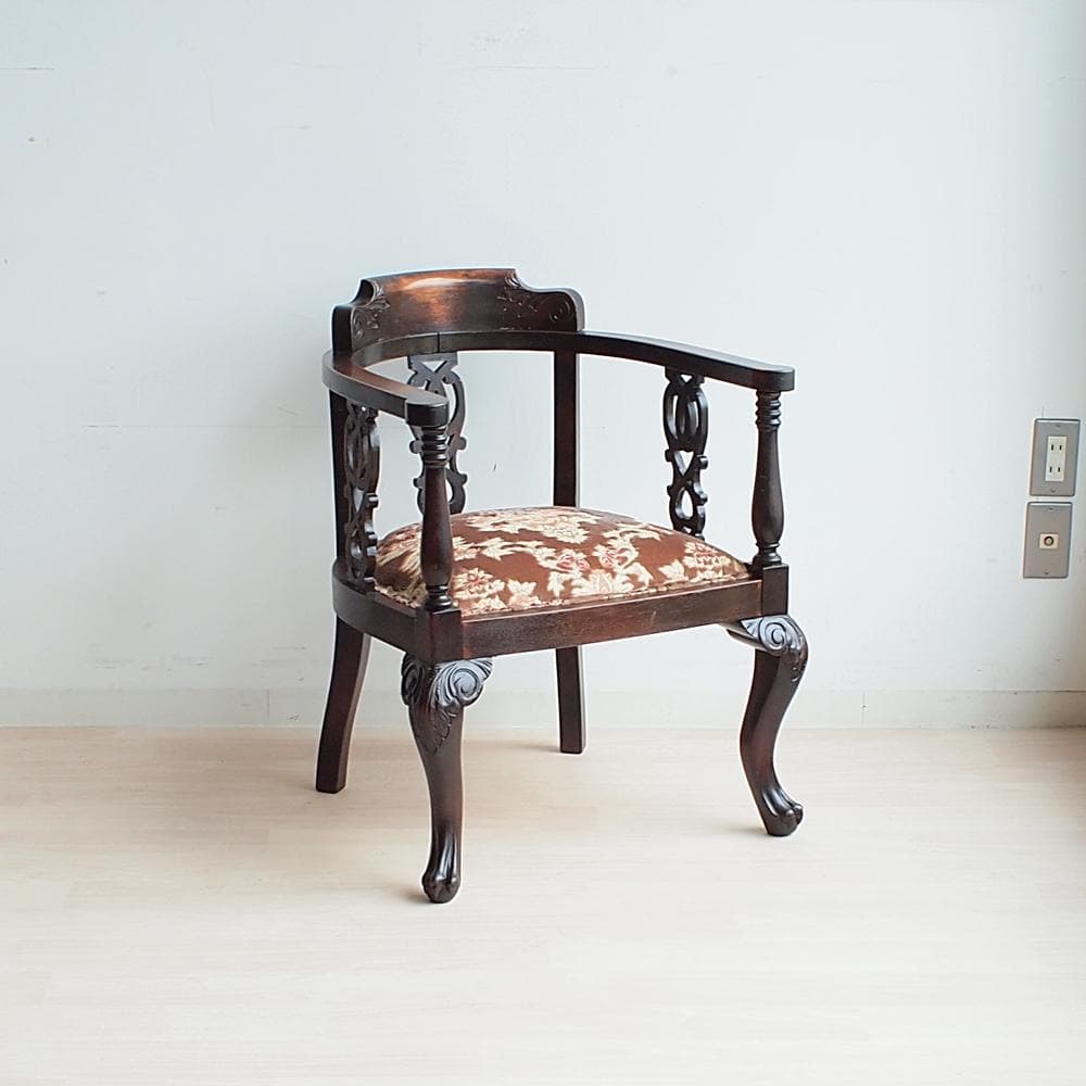 アンティーク アームチェア B 猫脚 鋲 透かし彫り 彫刻 マホガニー材