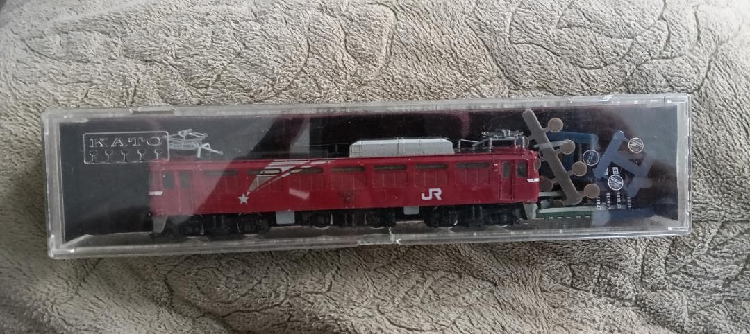 KATOJR東日本EF81形電気機関車北斗星色と呼ばれる塗装です