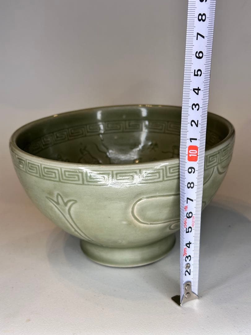 水芙蓉様｜明代 龍泉窯 青磁 大碗 内側刻人物・文字 「賢」刻 時代物 中国古董