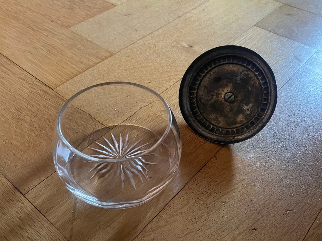 フランス蚤の市の繊細なガラス小物入れ(ボンボニエール)