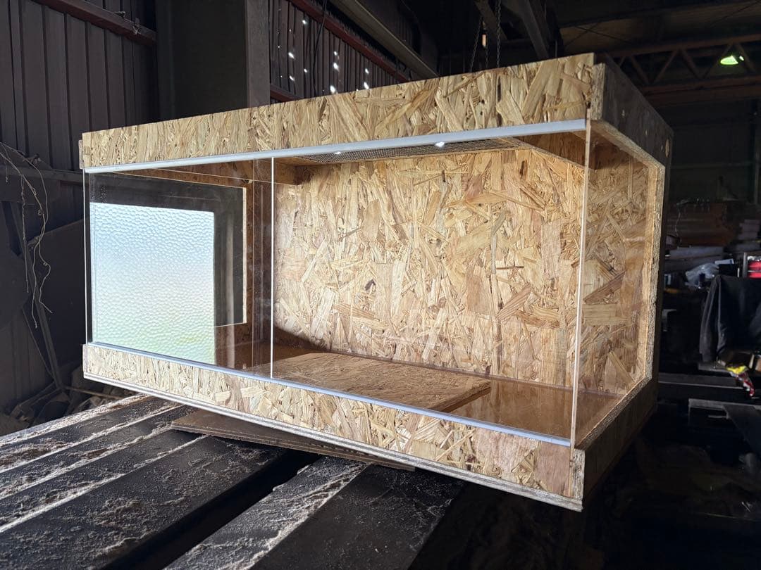 pi.h　703535 向かって右側アクリル天板金網コーキング