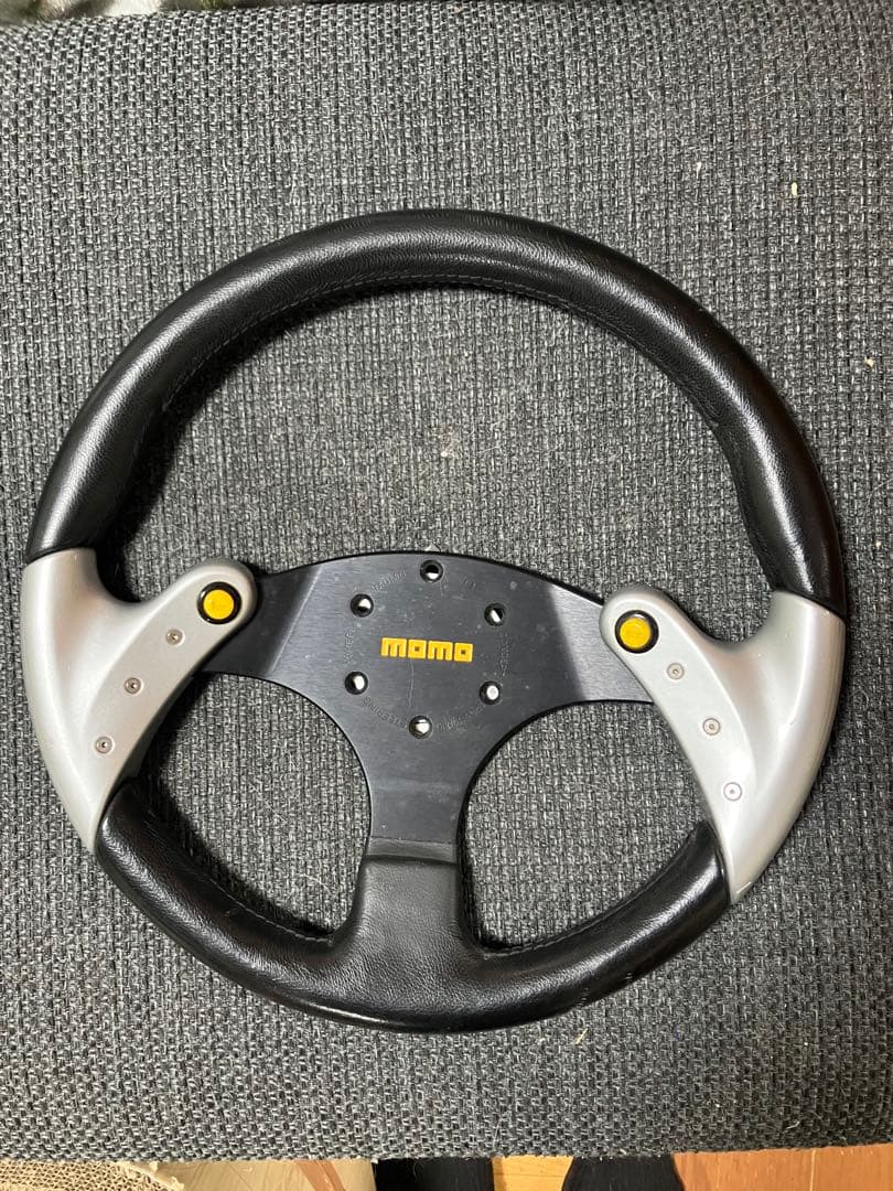 モモ、ステアリング。