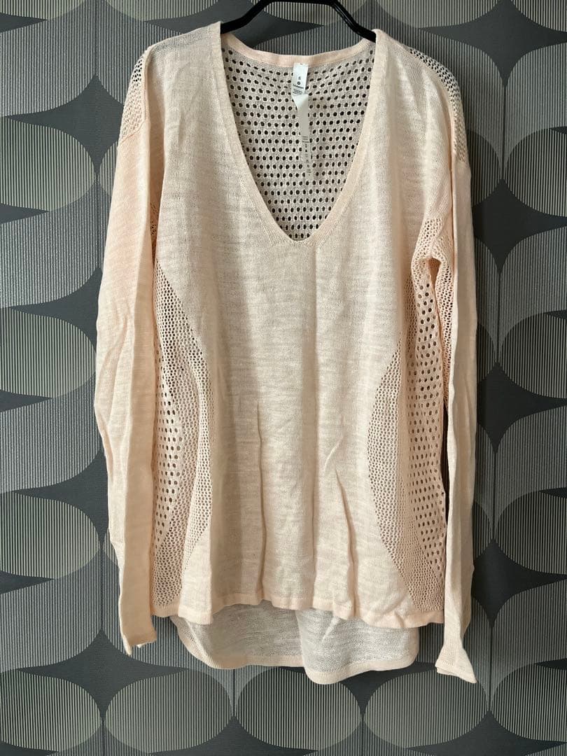 【新品未使用】ルルレモン　Vネックトップス　薄ピンク