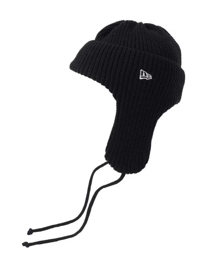 SYTEとNEW ERAのコラボによるイヤーフラップ付きニットキャップ