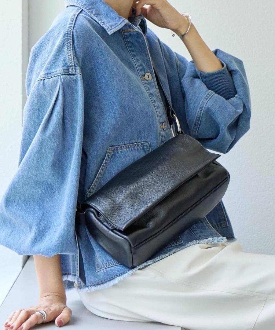 BEARDSLEY (ビアズリー)レザーボディバッグ　ブラック