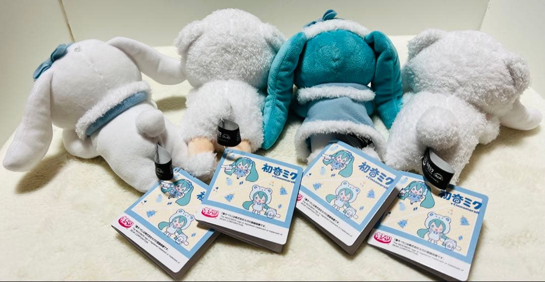 初音ミク × シナモロール 寝そべり ぬいぐるみ WINTER Ver.