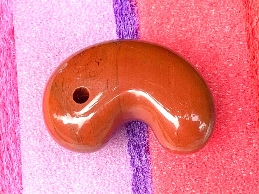 ✳売り尽くし希少玉　佐渡の赤玉石勾玉特大1点　幸運の赤‼️ 鑑別書付本物を‼️