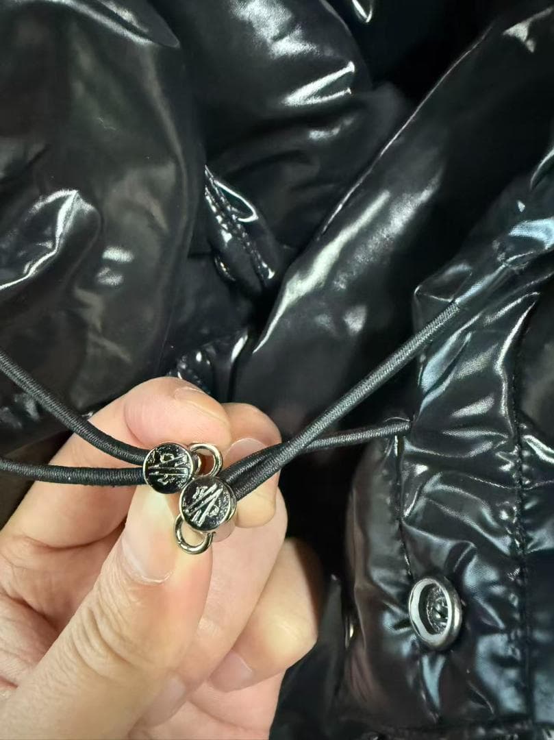 黒 フード付きダウンジャケット