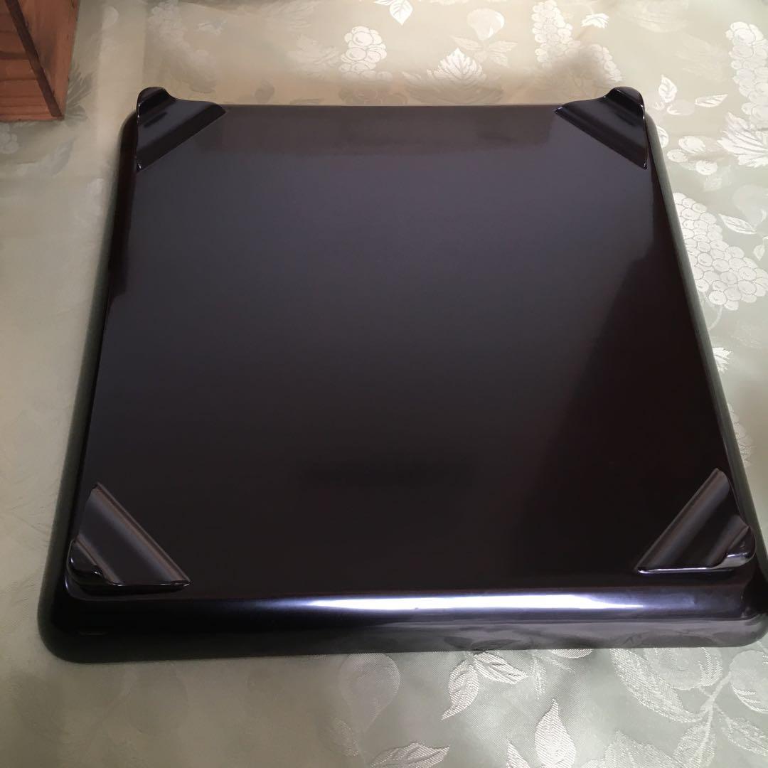 輪島塗本堅地漆器　梅蒔絵の四方脚付膳　同梅蒔絵　栗色蓋付椀　各一客セット