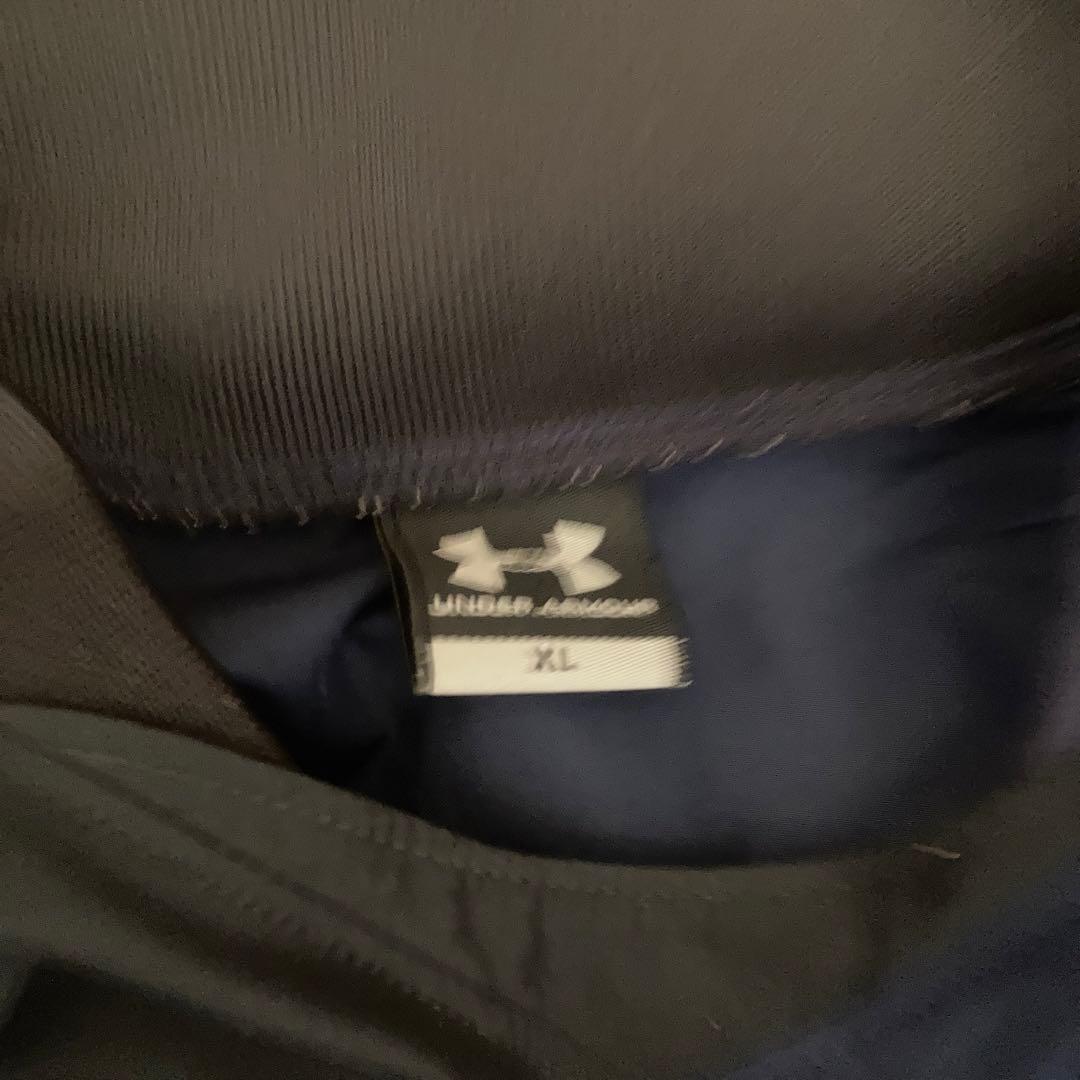 き　アンダーアーマーのウィンドウブレーカー