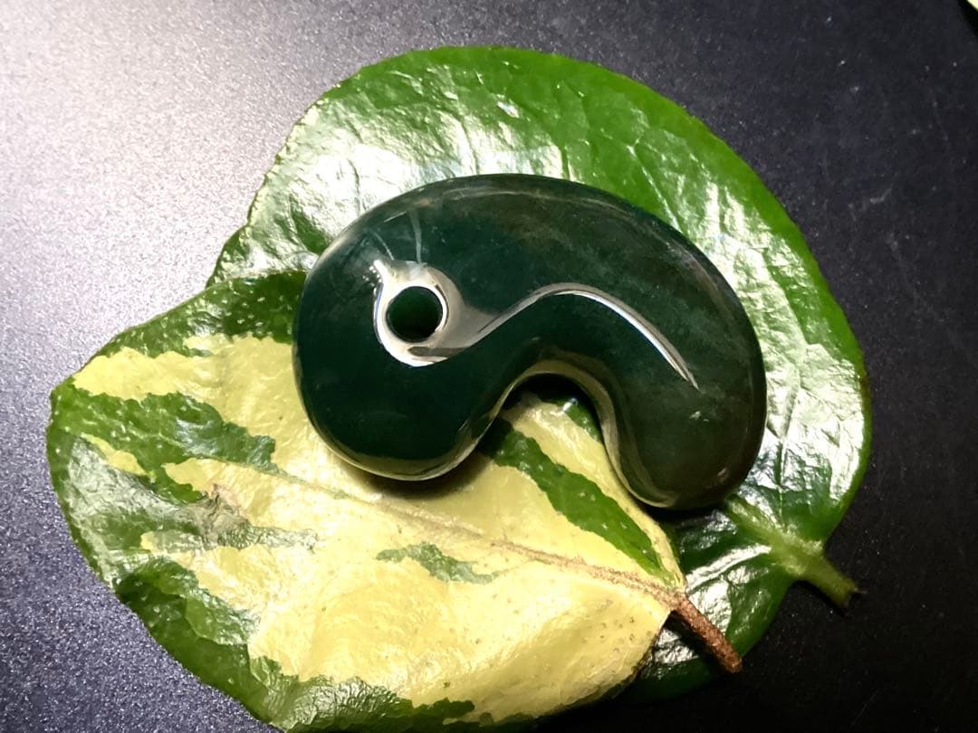 ✳入手無理の1点‼️青緑の碧玉勾玉　出雲石*再結晶線入り*赤線入り　コレクション‼️