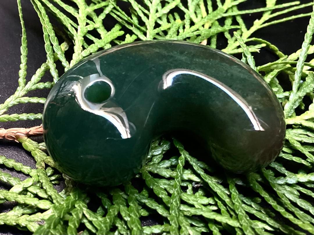 ✳入手無理の1点‼️青緑の碧玉勾玉　出雲石*再結晶線入り*赤線入り　コレクション‼️