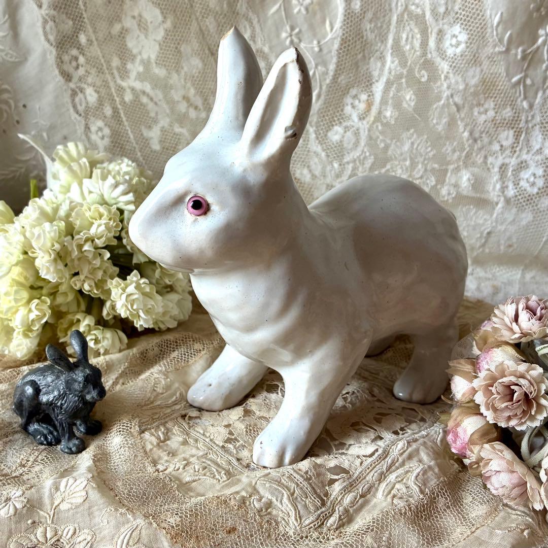 白釉のうさぎの置物　陶器オブジェ　フィギュア　ウサギ兎　フランスアンティーク