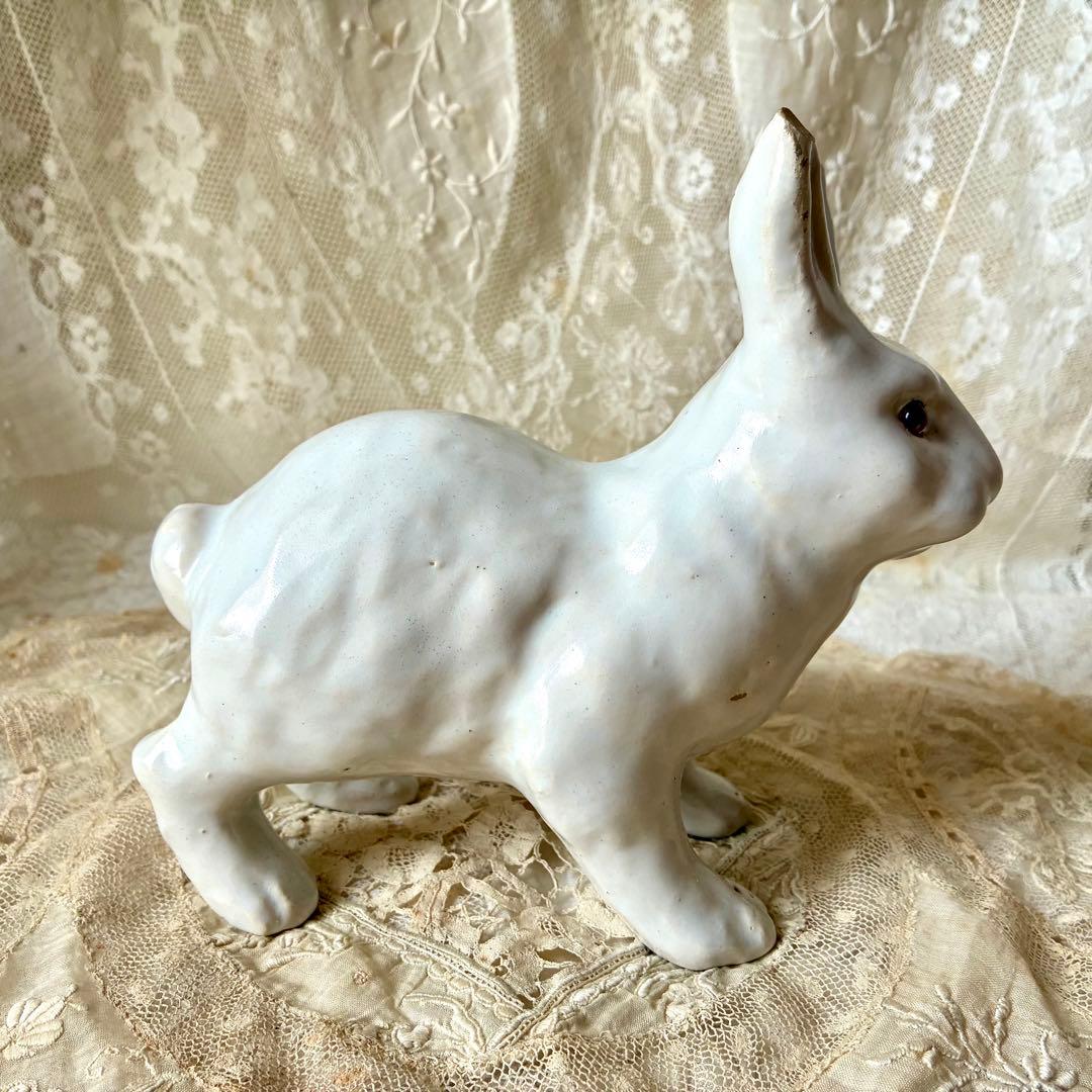 白釉のうさぎの置物　陶器オブジェ　フィギュア　ウサギ兎　フランスアンティーク