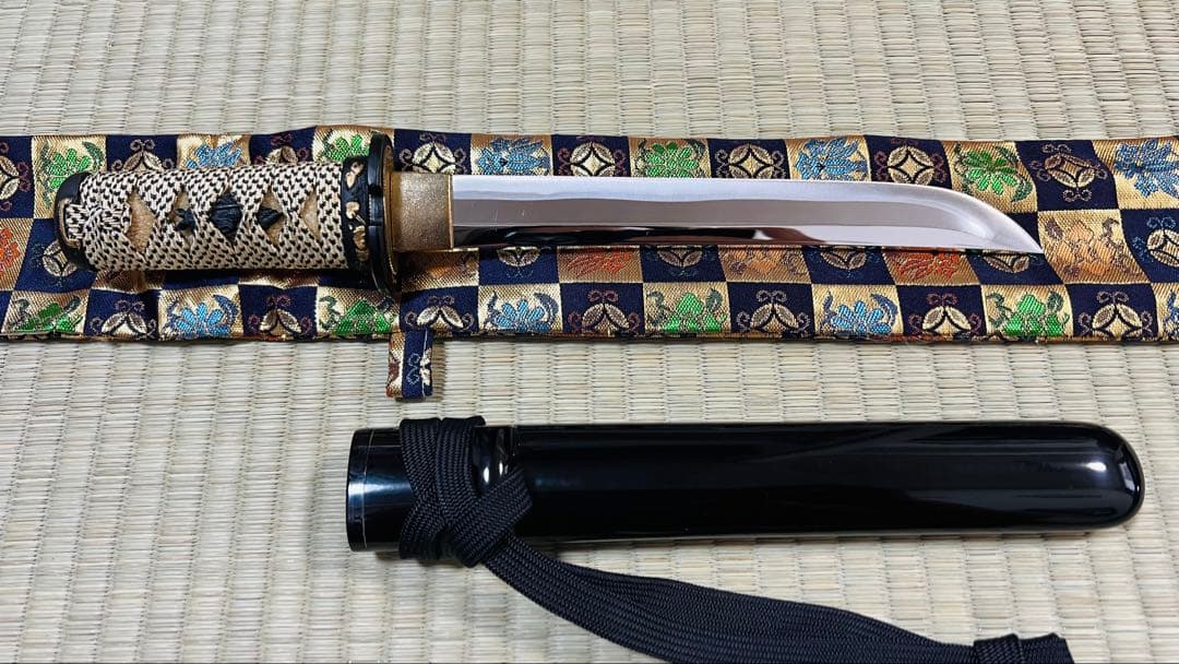 模造刀 拵え 短刀 二重刃文 御守刀 居合刀 高級刀袋付き 251012-1