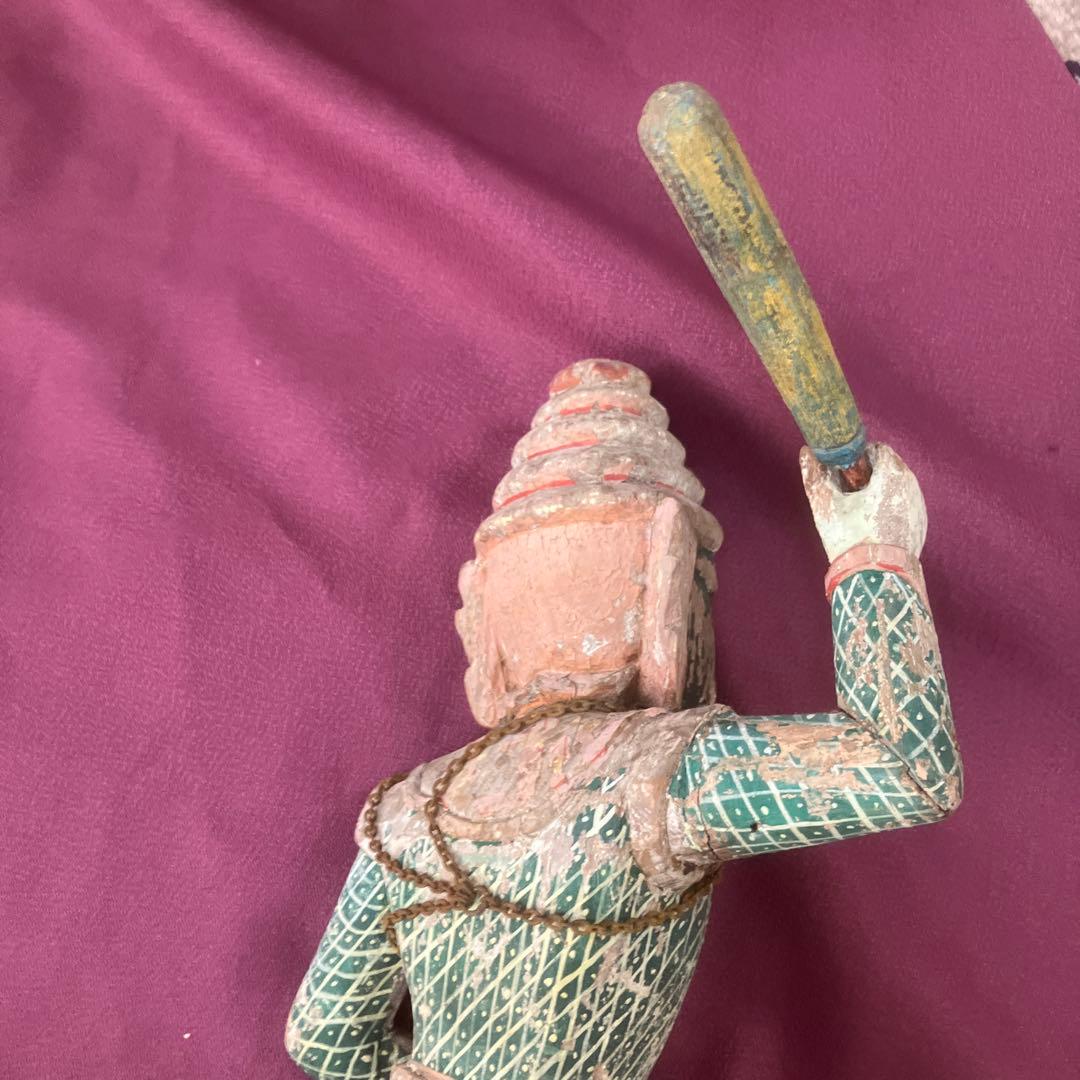 ヒンドゥー教の猿神　ハヌマーンの木彫りの像