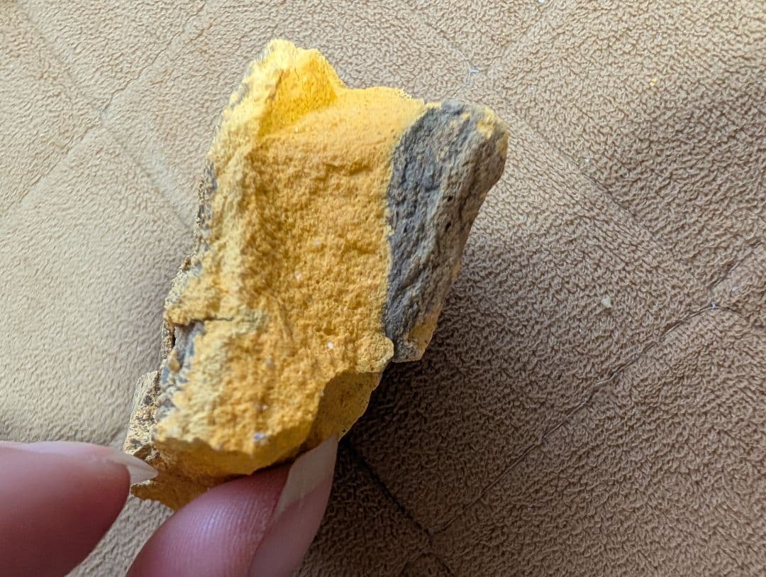 黄色と灰色の不規則な石