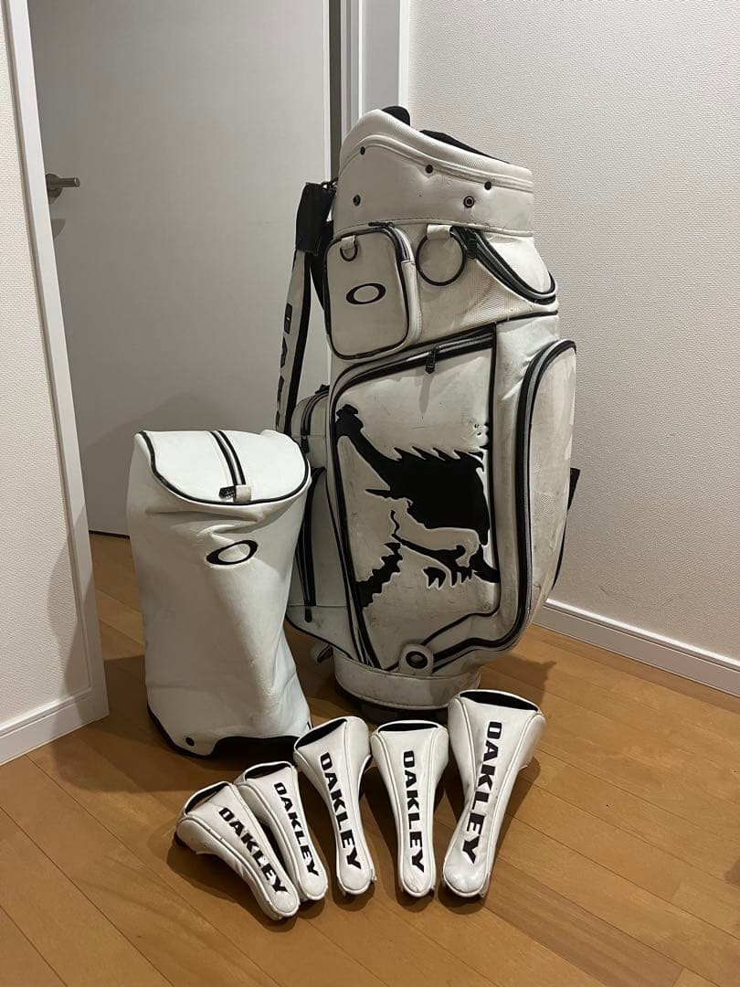OAKLEY ゴルフバッグ・キャディバッグ ホワイト　ヘッドカバー付き