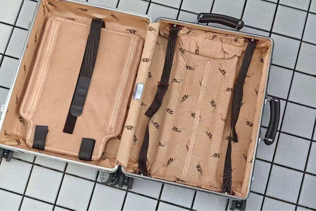 リムーワ　アルミ スーツケース シルバー 4輪　クラシック