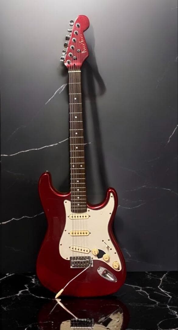 ★音出し確認済み★フォトジェニック　ストラトキャスタータイプ　アーム付き