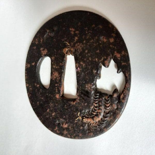 楕円 鉄地 金象嵌 百足図 鍔 変り笄穴 刀鍔 無銘 刀装具 太刀金具 日本刀