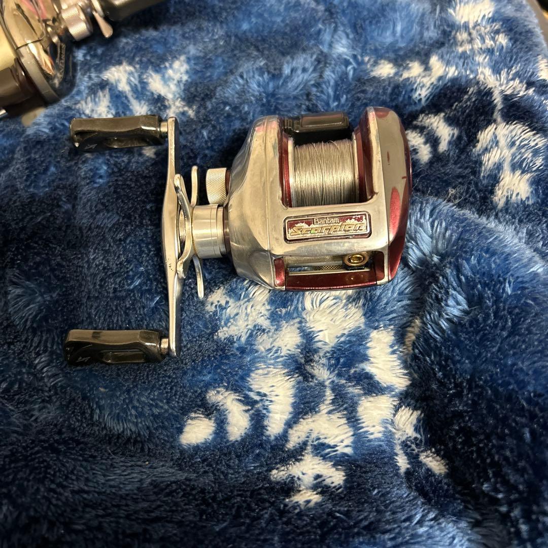 ベイトリール 両手ハンドル シルバー/レッド