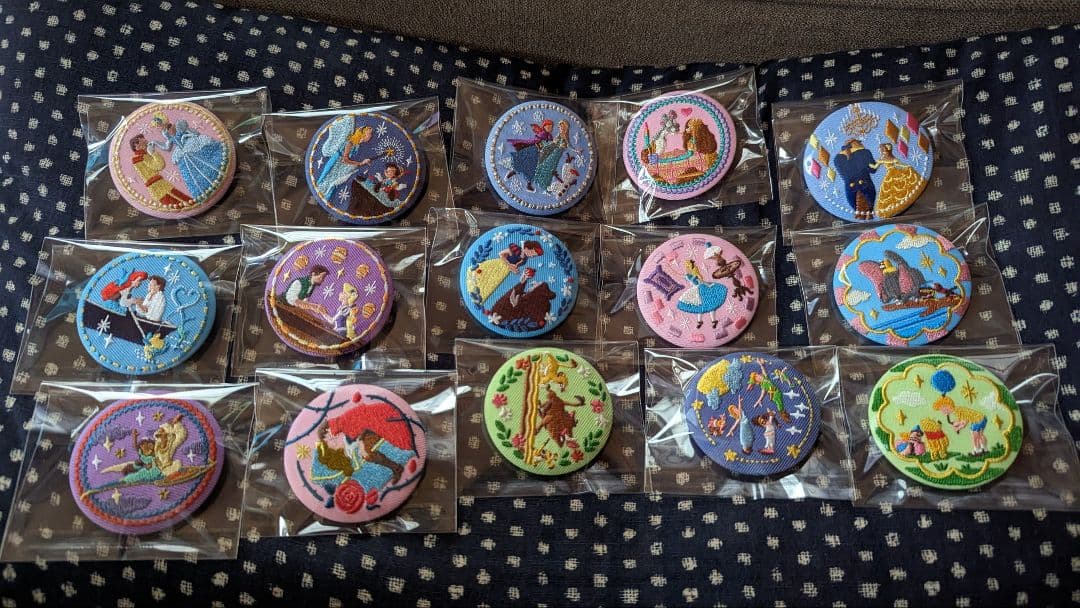 Disney Characters 刺繍缶バッジビスケットの缶バッジコンプリート