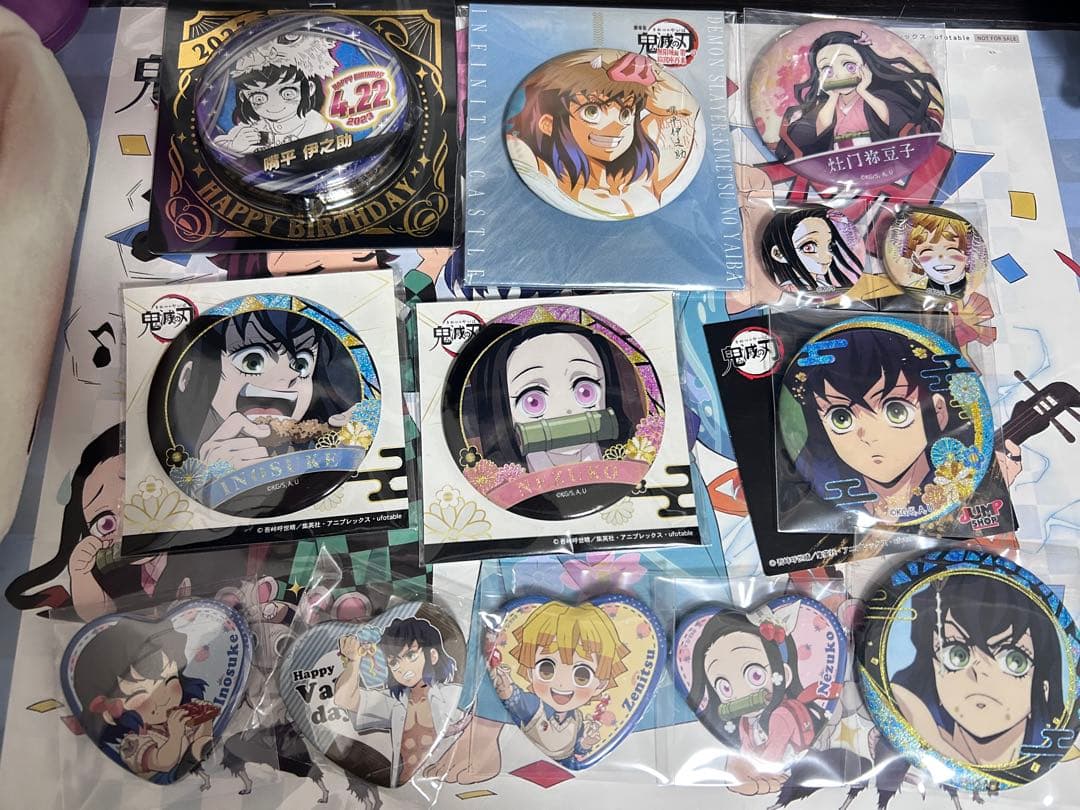 鬼滅の刃 我妻善逸　竈門禰豆子 嘴平伊之助 13点セット　まとめ　缶バッジ