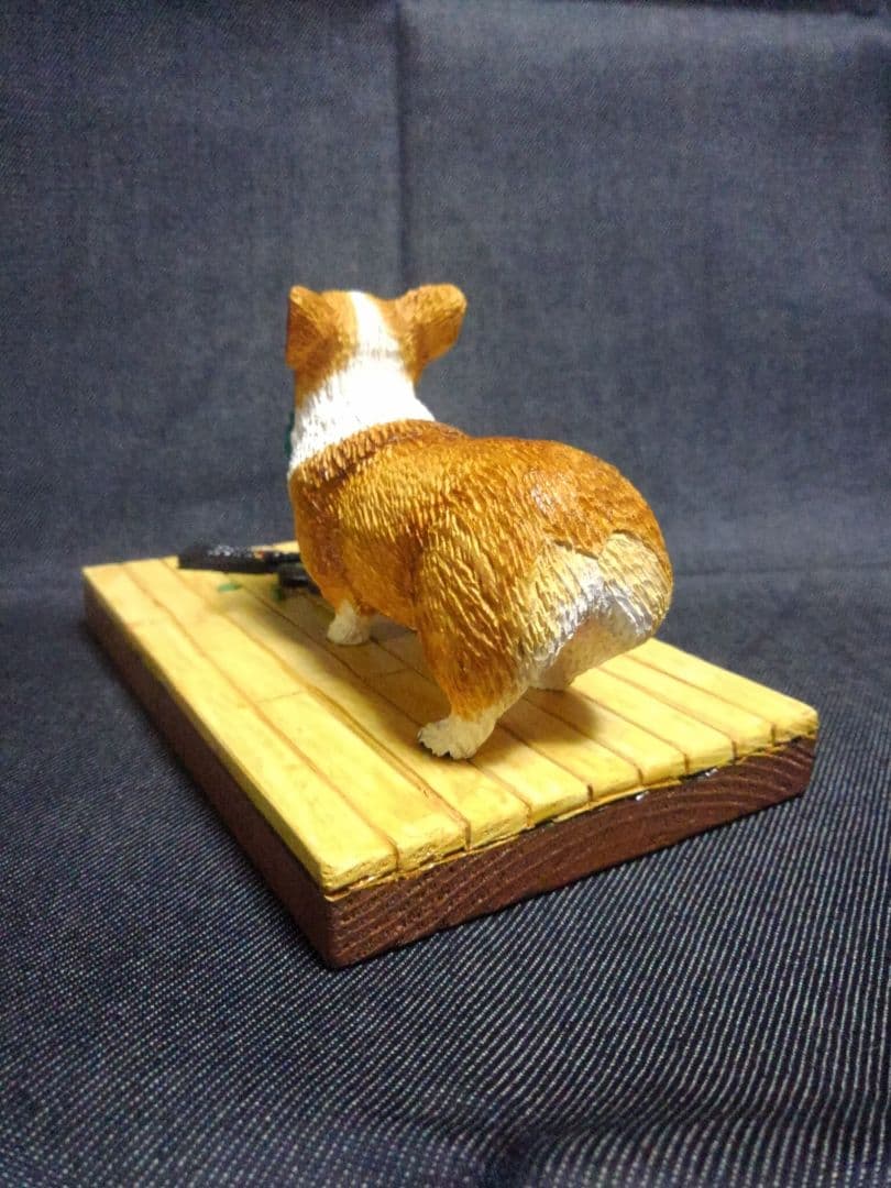 木彫りのコーギー