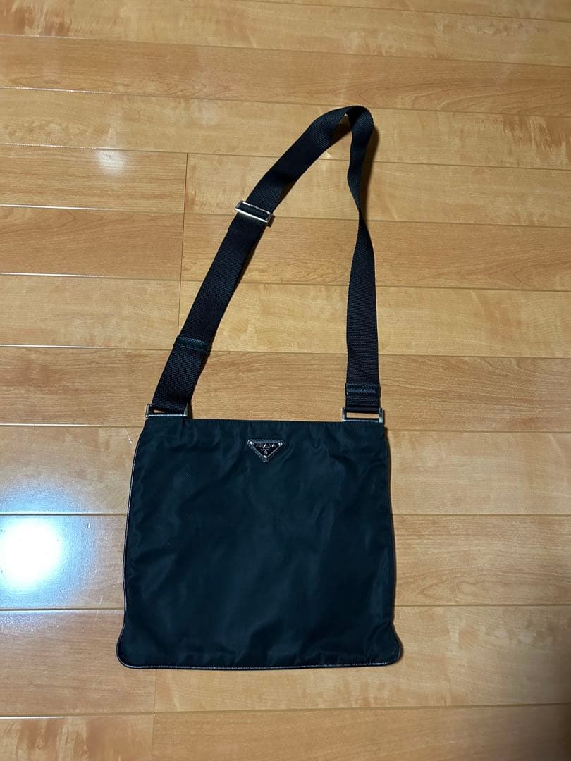 プラダ　ナイロン　斜めがけ　マチなし　ショルダーバッグ