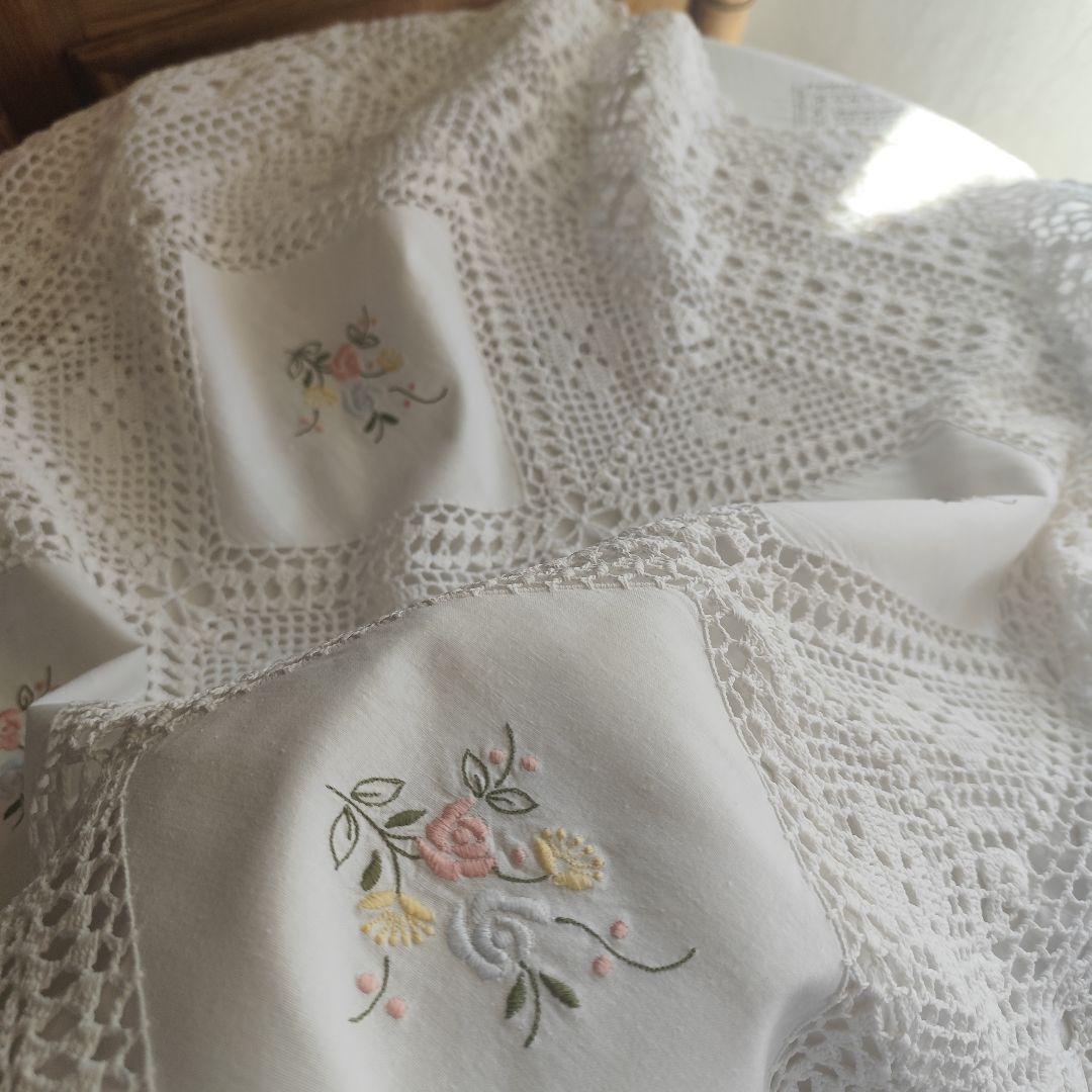 イギリスヴィンテージ　クロッシェ編みレース　色糸刺繍パネル　マルチカバー