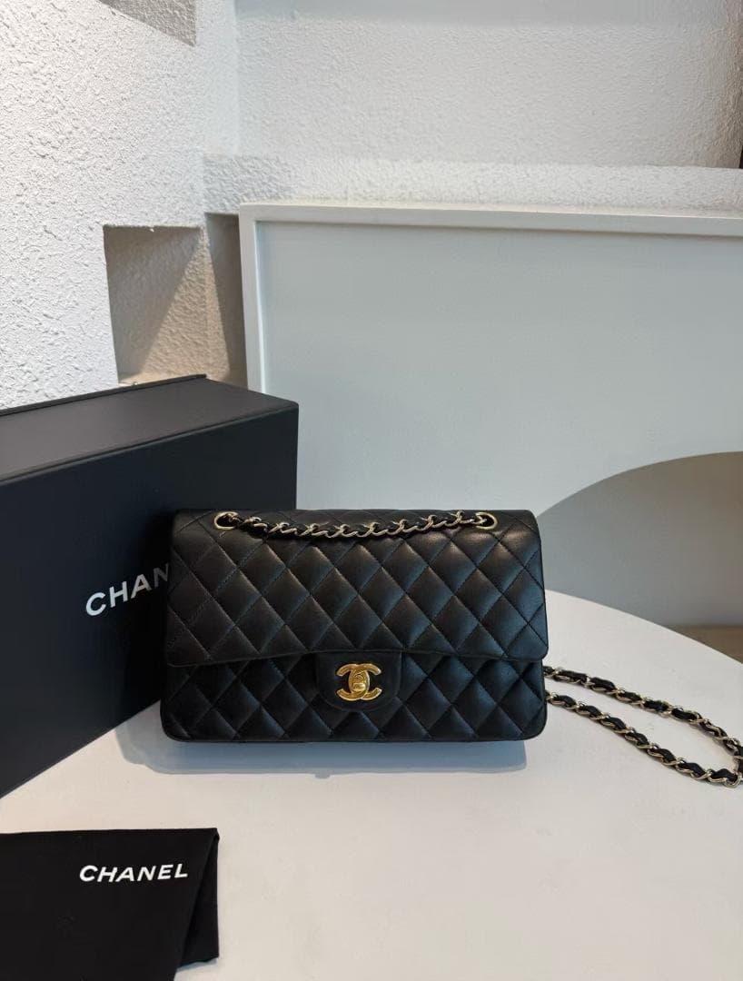 抽象的な顔の金属彫刻