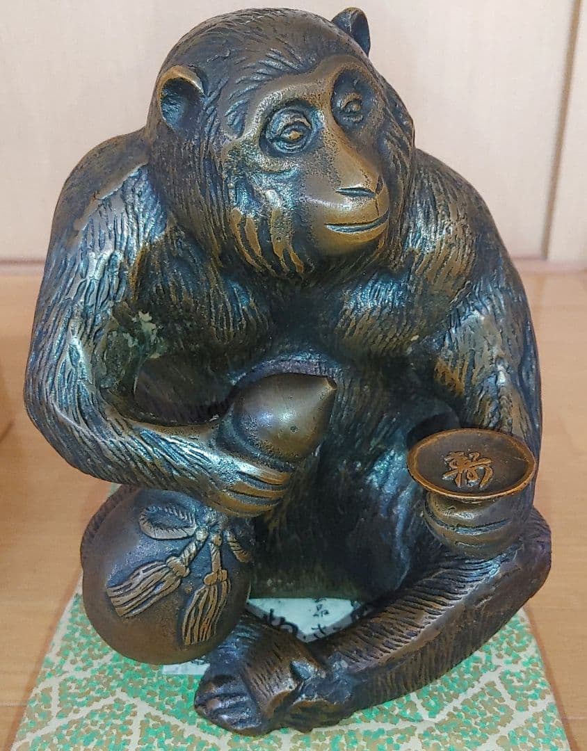 ブロンズ製猿の彫刻