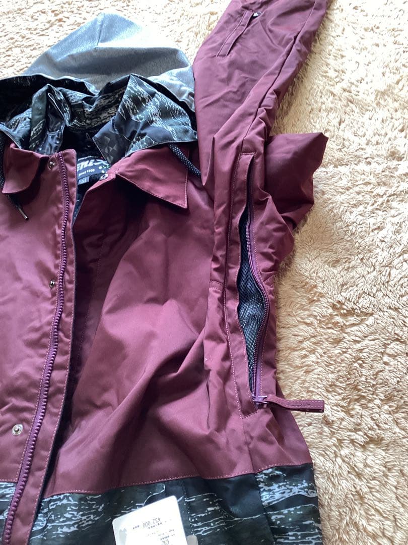 新品　xnixフェニックス　赤茶色Ｘ黒迷彩　メンズＭ　スノボウェアスキーウェア