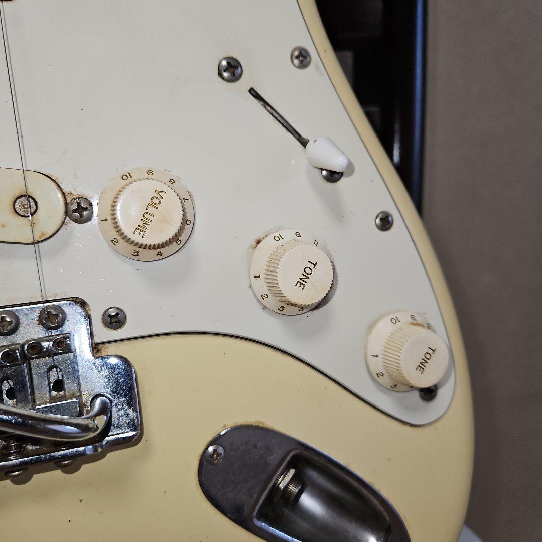 【エレキギター】ストラトキャスター アイボリーです。