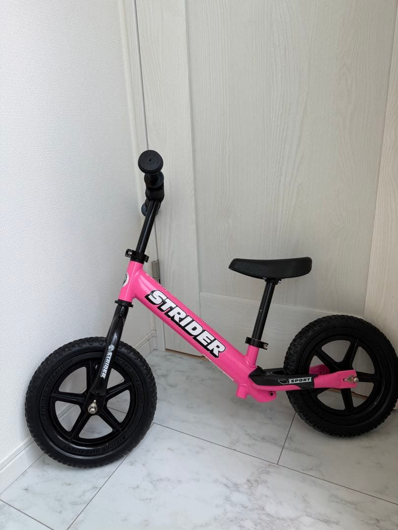 STRIDER バランスバイク ピンク　持ち運びカバー付き