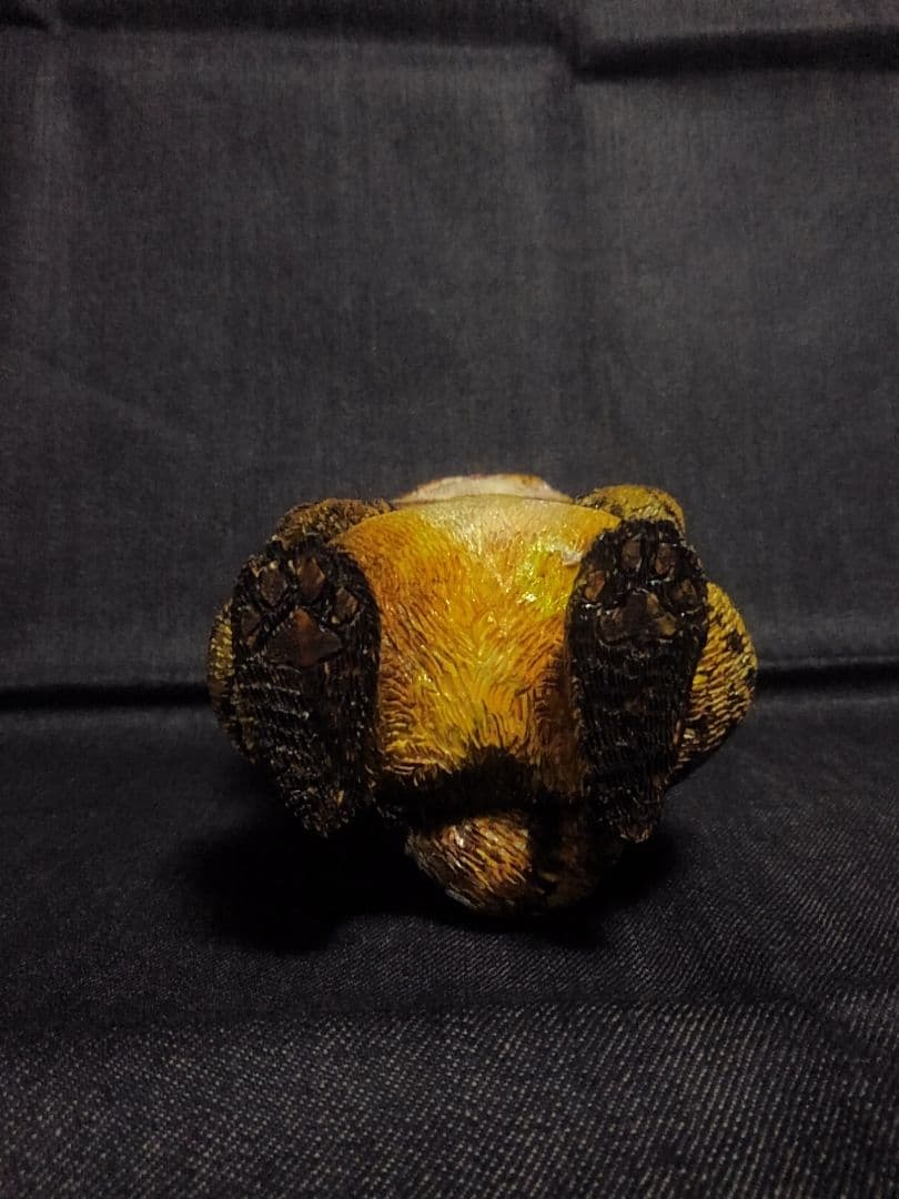 木彫りのキジトラ猫