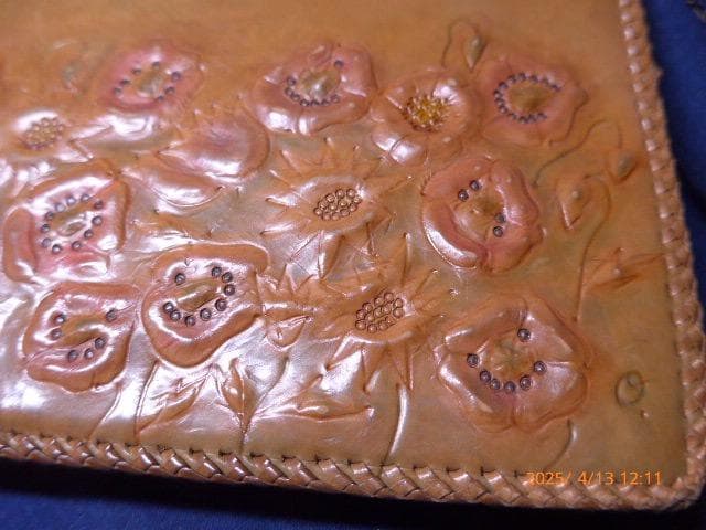 貴重、文化勲章受章の皮革工芸家　大久保婦久子の和服用のバッグ　個展に出品したもの