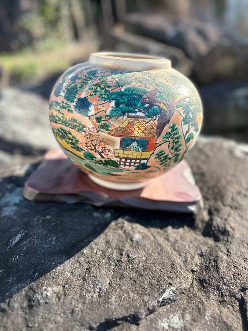 九谷焼の花瓶です。