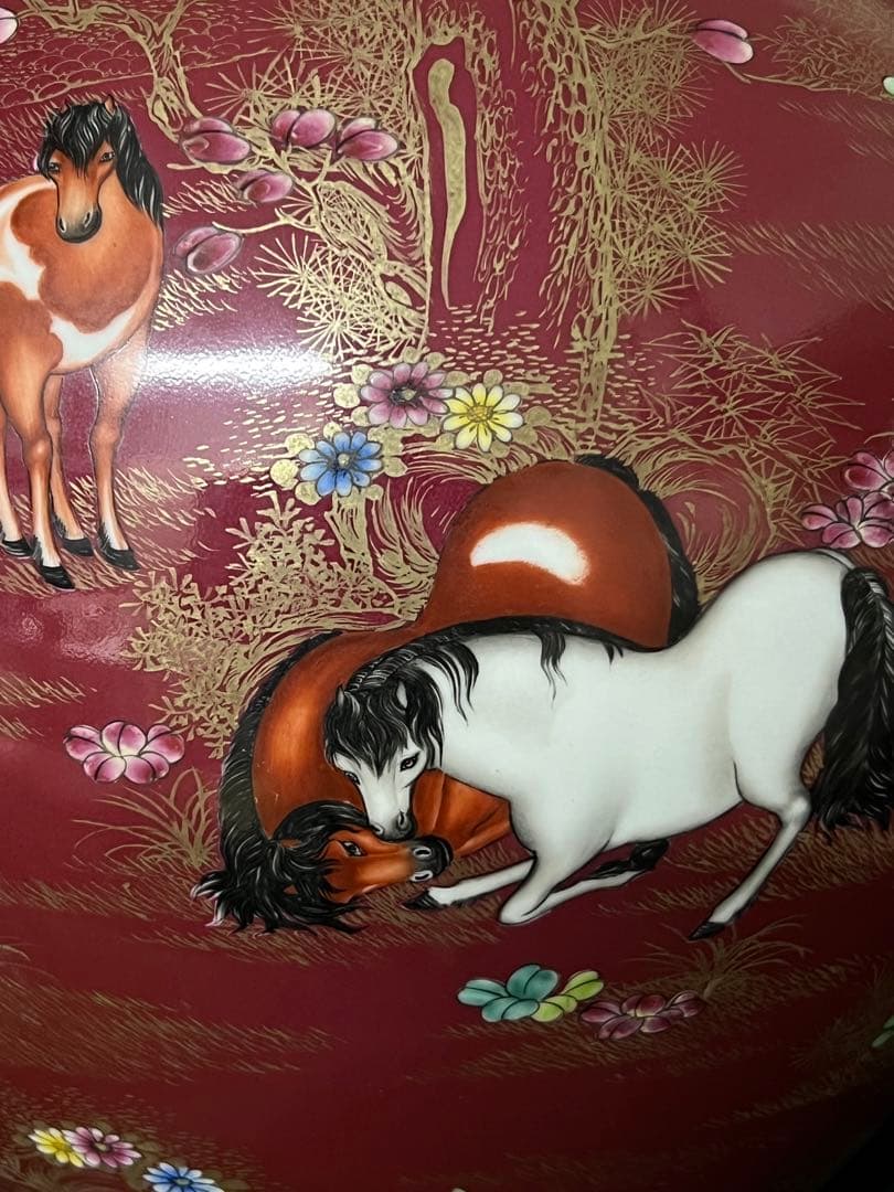 中国 骨董【大清乾龍年製】赤釉金彩草花紋馬図天球瓶