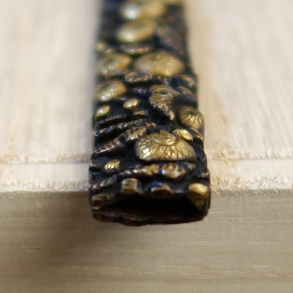 鍔 鐔 小柄 刀装具 日本刀 骨董 江戸時代【銅地 高肉彫 鍍金 菊花尽図小柄】