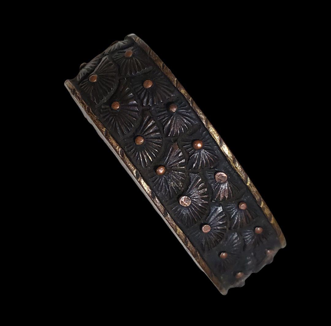 素晴らしい仕事の　縁金具　押合い菊の図　江戸時代