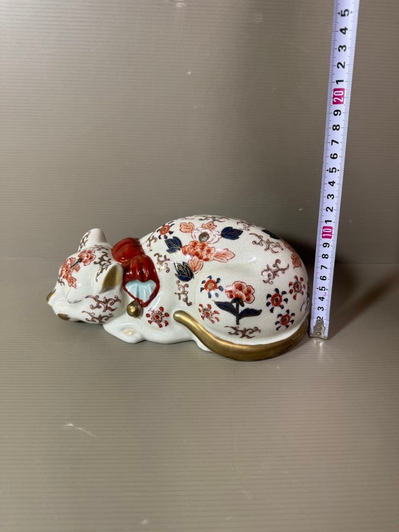 2780 伊万里　眠り猫　金鈴　 牡丹花文様　置物　縁起物