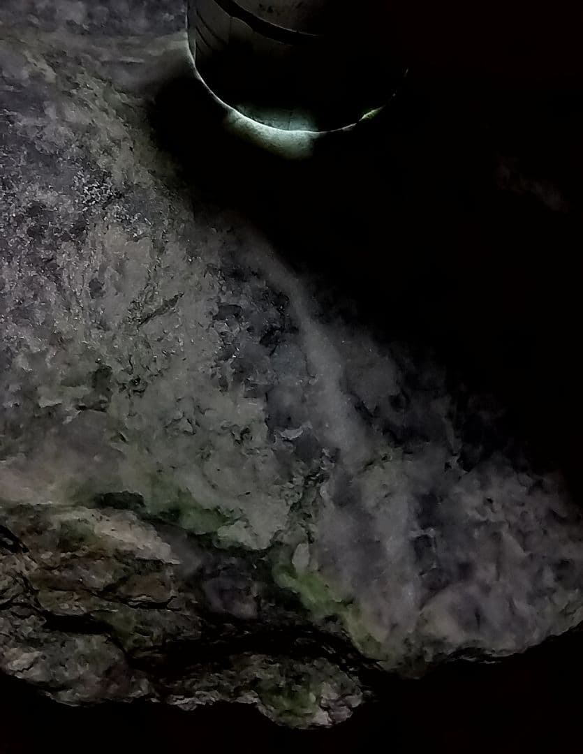 ★翡翠原石★糸魚川転石硬玉【横川・川ズレ・カチ割り2.6kg】