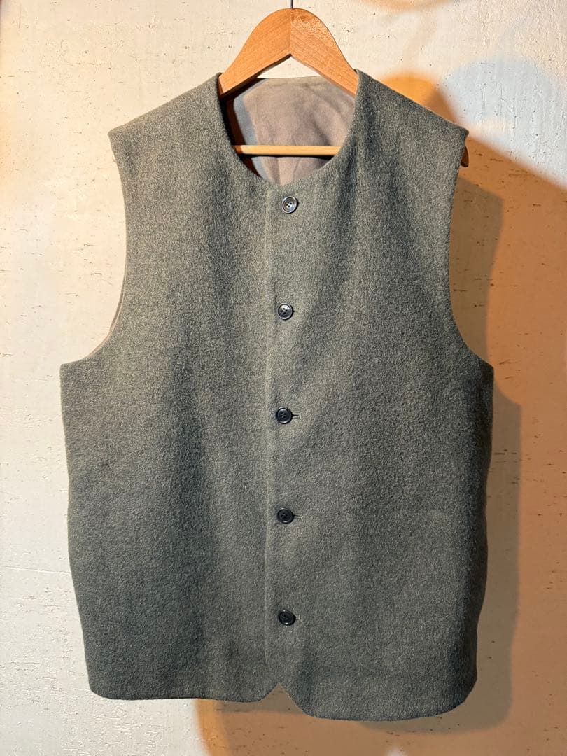 confect ウールモッサークルーネックベスト　カーキ