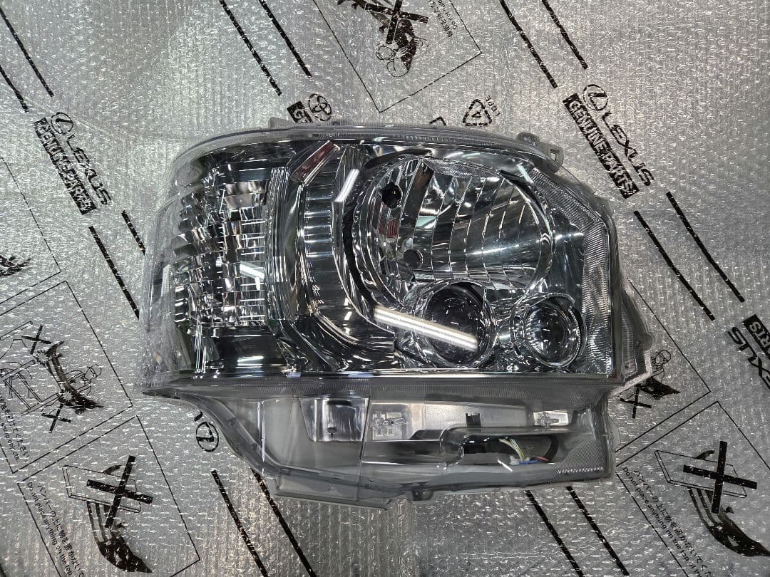 トヨタ　ハイエース　TRH200V　右LEDヘッドライト
