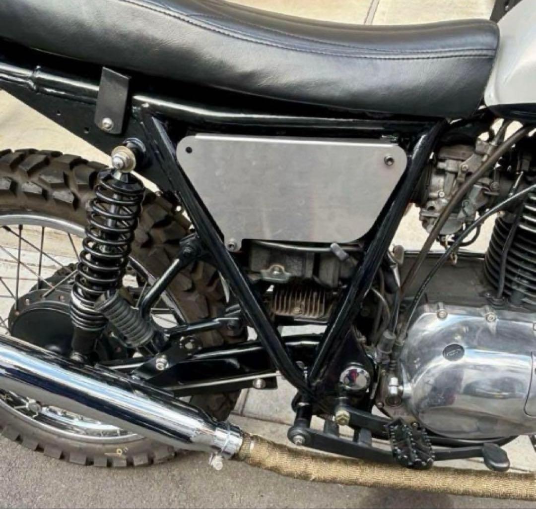 250TR　サイドカバー　マフラー　サスペンション　カスタム　タイヤ　フェンダー