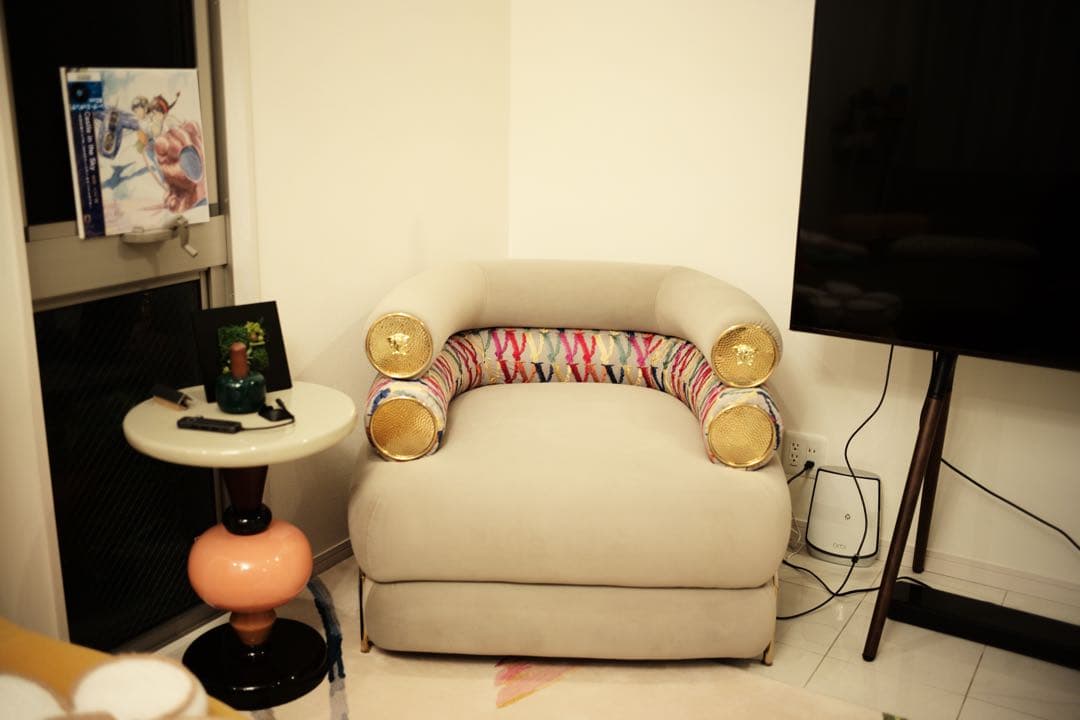 モダンなベージュシングルソファヴェルサーチ1人掛けソファ