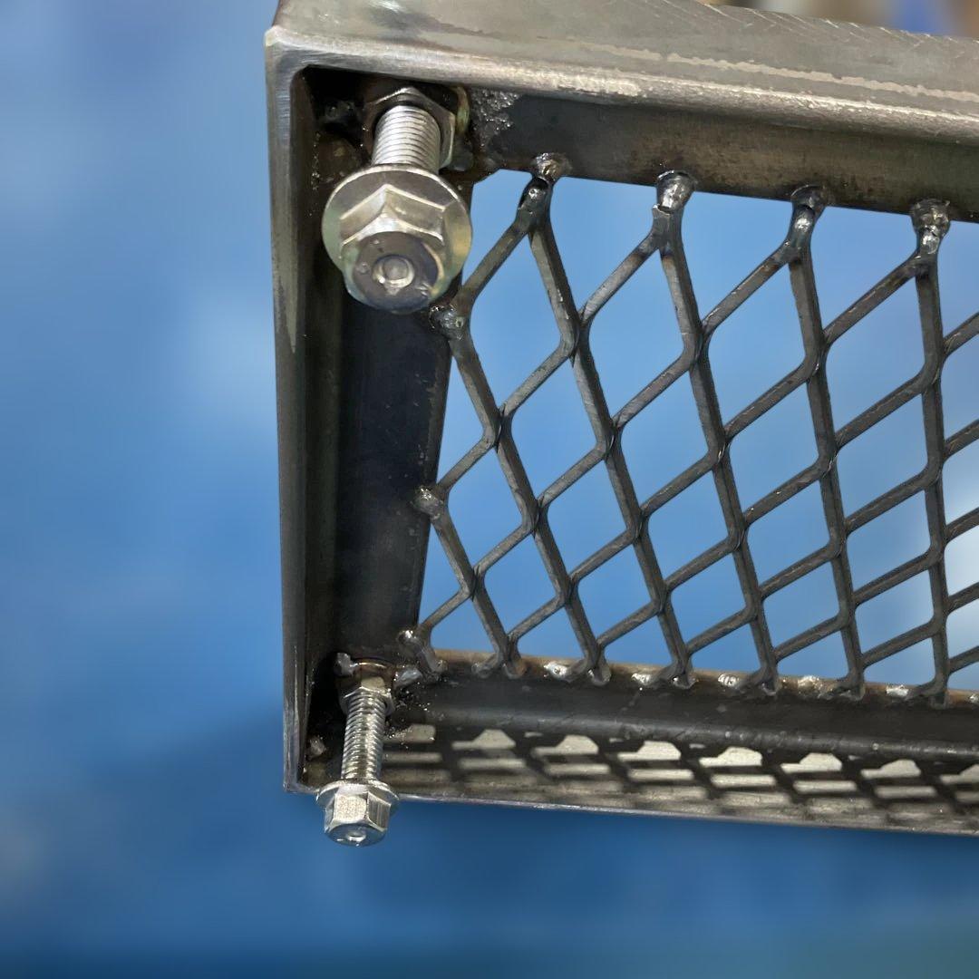 スチール枠にエクスパンドメタル のディスプレイステージ