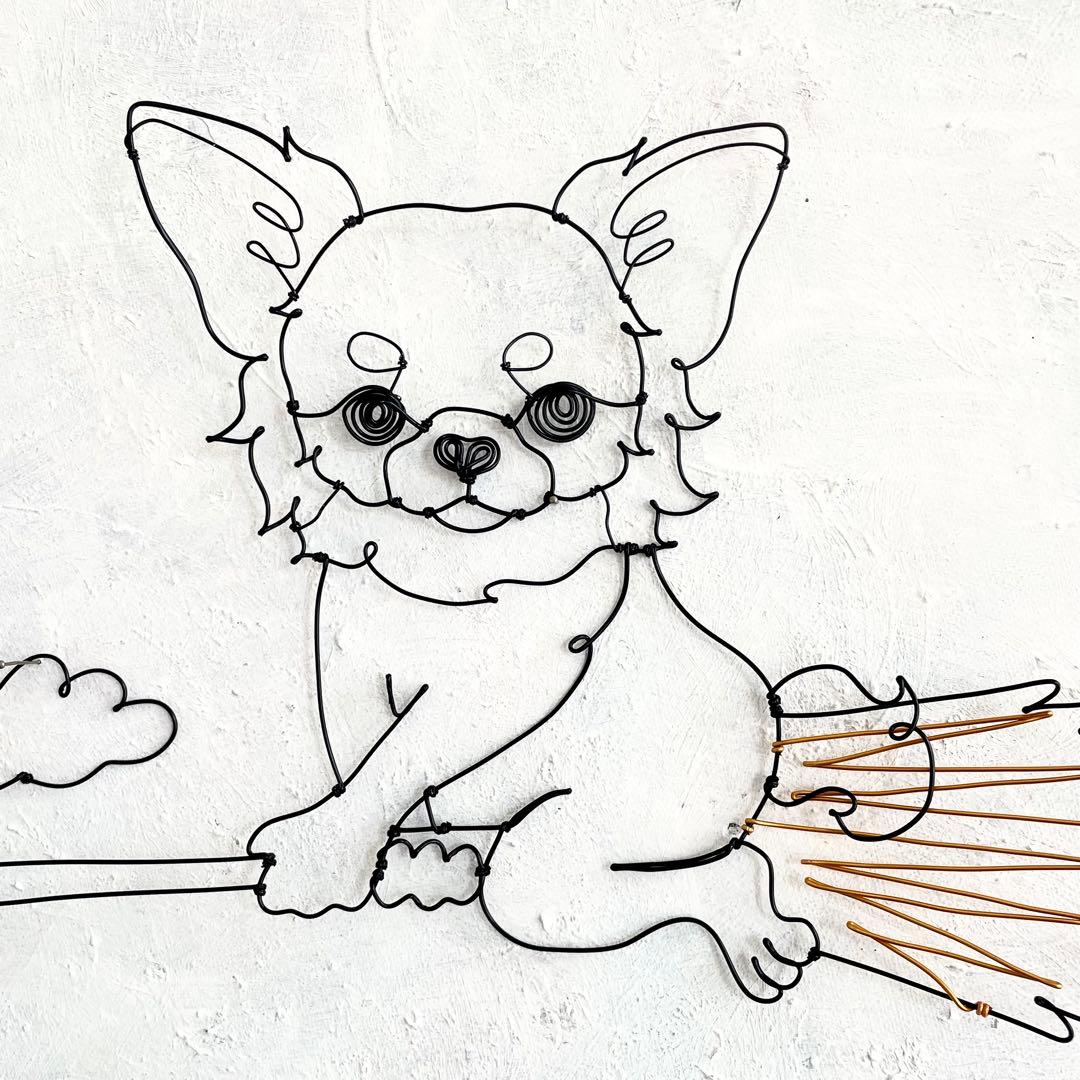 箒に乗って飛ぶロングコートチワワ　ワイヤーアート